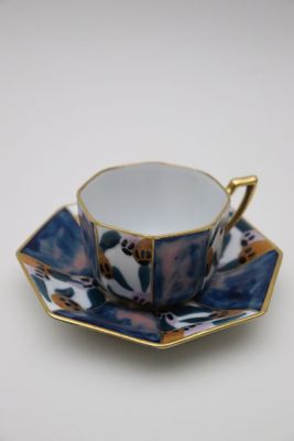 gros plan d'une tasse et d'une soucoupe sur une surface blanche