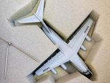 une photo d'une maquette d'avion posée sur une table