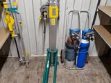 une petite pièce où s'entassent de nombreux outils, éparpillés sur le sol