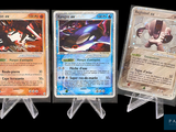 Trois cartes Pokémon différentes sont présentées sur un fond noir