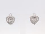 une paire de boucles d'oreilles en diamant en forme de cœur, présentées sur un présentoir
