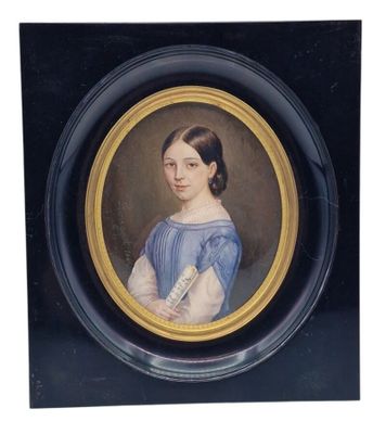 portrait d'une jeune fille en robe bleue tenant un livre