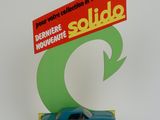 une voiture jouet posée sur une boîte
