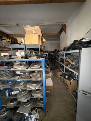 une pièce remplie d'objets métalliques et d'un réfrigérateur