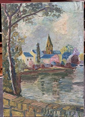une peinture représentant un bateau sur l'eau, devant un bâtiment