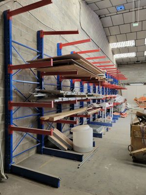 une grande pièce équipée de nombreuses étagères