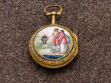 une montre de poche en or sur laquelle figure le portrait d'un homme et d'une femme
