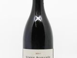la bouteille de vin est posée sur une surface blanche