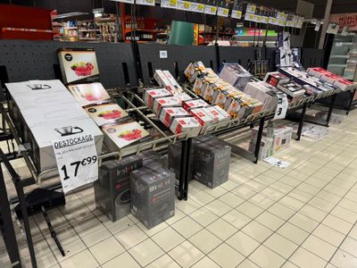 de nombreuses boîtes de nourriture posées sur une table dans un magasin