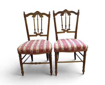 PAIRE DE CHAISES en bois naturel mouluré et sculpté, le doss…