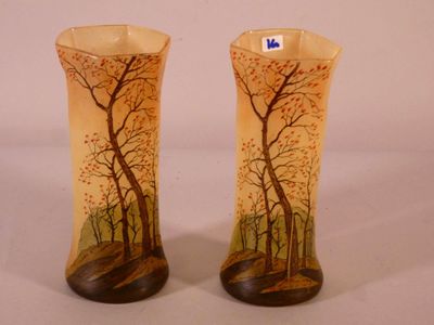 deux vases décorés d'arbres, posés sur une table