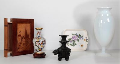 de nombreux vases et autres objets décoratifs sur la table