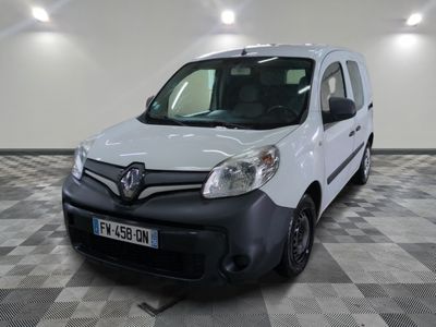 la photo d'une camionnette blanche garée dans un garage