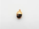 un gland plaqué or orné d'une pierre noire
