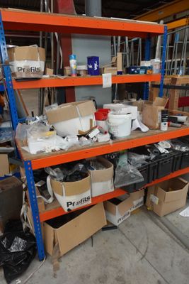 de nombreux cartons et boîtes sur les étagères de l'entrepôt
