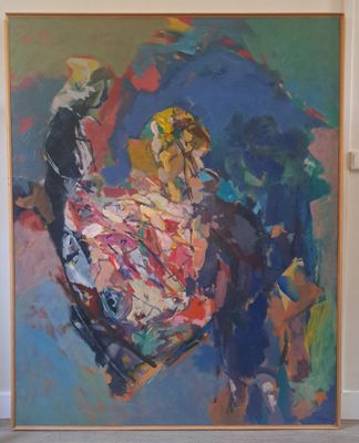 un tableau sur le mur d'une pièce avec un tableau sur le mur