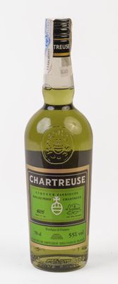 un gros plan d'une bouteille de Chartreuse sur fond blanc