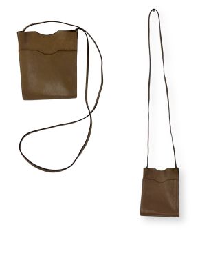un petit sac marron et un petit sac à main marron sur fond blanc