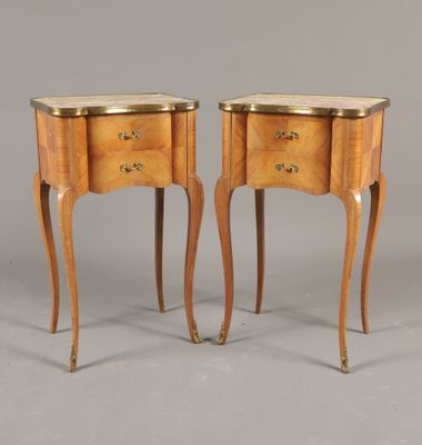 paire de tables de chevet françaises avec des plateaux en marbre