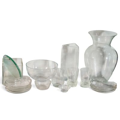beaucoup de vases et de coupes en verre sur la table