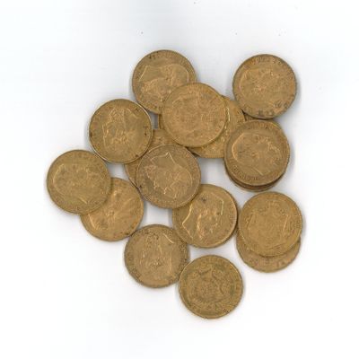 une pile de pièces d'or posée sur une surface blanche