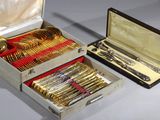 une boîte contenant des couverts, posée sur une table