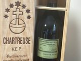 une boîte en bois avec une bouteille de vin à l'intérieur