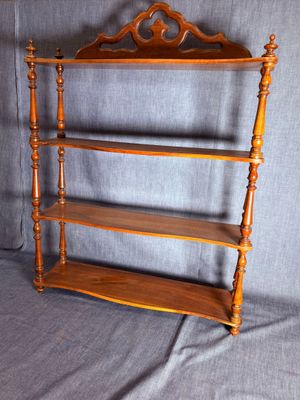 une vieille étagère en bois comportant trois tablettes