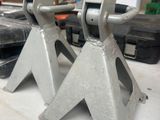 deux morceaux de métal posés sur une table