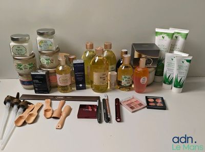 de nombreux types de produits de soins de la peau sur la table