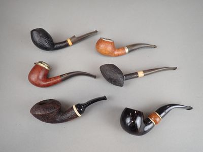 Plusieurs types différents de tabacs à pipe sont alignés sur une table