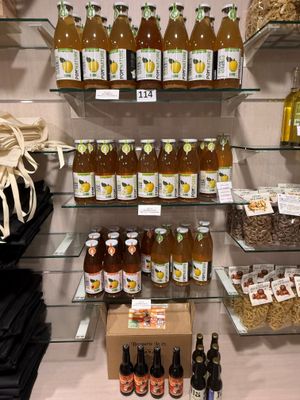 Des bouteilles de bière et d'autres boissons sont exposées dans un magasin