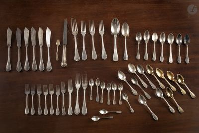 beaucoup de cuillères et de fourchettes sur la table