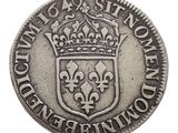 Gros plan sur une pièce d'argent ornée d'une couronne