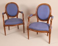 Paire de fauteuils en bois naturel mouluré et sculpté, à dos… (photo 5)