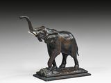 statue d'un éléphant aux défenses bien visibles, posée sur un socle