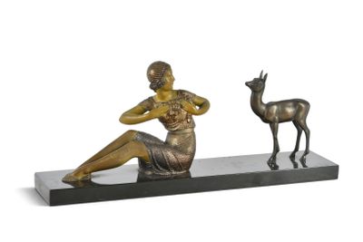 statue représentant une femme et un cerf, posée sur un socle en marbre