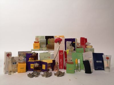 beaucoup de parfums différents sur la table