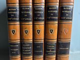 quatre vieux livres sont alignés sur une table