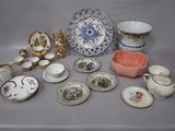 de nombreux types d'assiettes et de bols différents sur la table