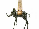 une image représentant une statue d'éléphant avec un cône sur le dos