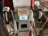 une machine posée sur une table dans une pièce