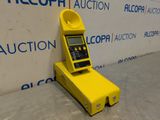 une photo d'un téléphone jaune posé sur un socle jaune