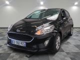 la voiture noire est garée sur un sol en damier dans le garage