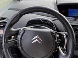 un volant et un tableau de bord de voiture dans un parking