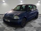 la photo d'une petite voiture bleue garée dans un garage