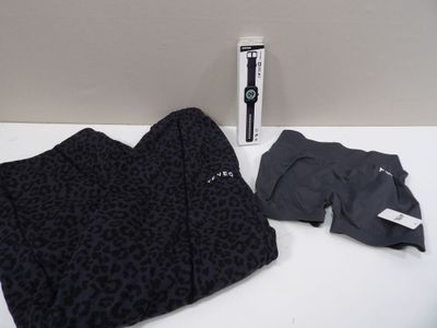 une chemise à imprimé léopard noir et gris, une chemise à imprimé léopard noir et blanc, une chemise à imprimé léopard noir et blanc, et une chemise à imprimé léopard noir, blanc et gris