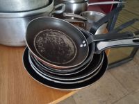 4 marmites inox et alu avec couvercles ; 1 passoire ; 1 séri… (photo 6)