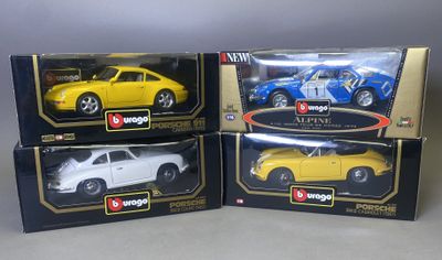 trois jouets emballés représentant une voiture jaune et blanche, une voiture bleue et blanche, une voiture jaune et blanche, une voiture bleue et blanche et une voiture blanche