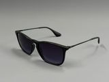 une paire de lunettes de soleil posée sur une surface blanche